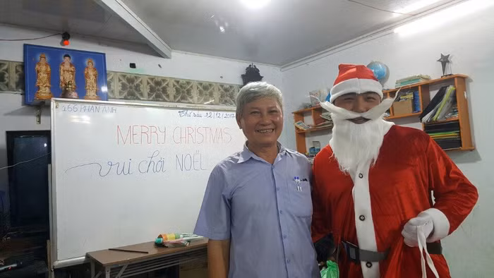 Ông giáo Hùng phải bán cả mảnh đất hương hỏa ở quê để có tiền duy trì lớp học (Ảnh:NVCC)