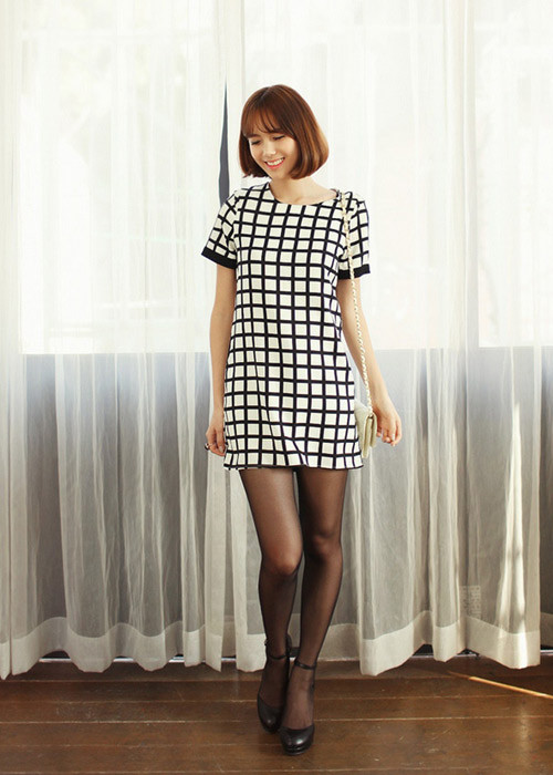 Váy suông với độ dài vừa phải sẽ giúp bạn ăn gian được kha khá chiều cao, đặc biệt phù hợp với những cô nàng có vóc dáng nhỏ bé