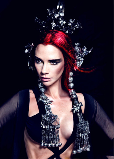 Victoria để lộ hàng loạt xương cổ và xương sườn khác thường khi xuất hiện trong bộ trang phục sexy này.