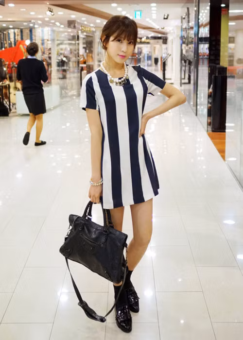 Với váy dáng suông, bạn có thể chọn lựa thoải mái về màu sắc. Kiểu sọc đen/trắng đang là xu hướng rất hot của năm nay