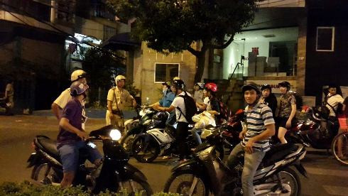 Lực lượng CSGT TP.HCM hướng dẫn lưu thông tránh kẹt xe cho người dân (Ảnh: T.Q)