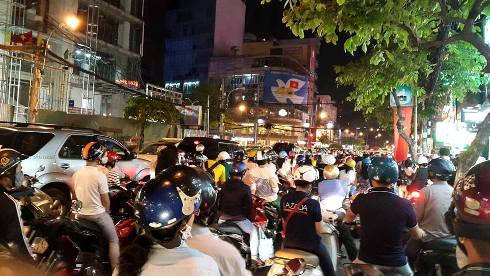 Đường CMT8, Q.3 bì ùn tắc nghiêm trọng khi lệnh cấm một số tuyến đường có hiệu lực (ảnh: T.Q)