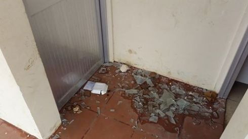 Kính rơi vãi đầy dưới các sàn nhà vệ sinh (Ảnh: T.Q)