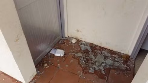 Kính rơi vãi đầy dưới các sàn nhà vệ sinh (Ảnh: T.Q) Kính rơi vãi đầy dưới các sàn nhà vệ sinh (Ảnh: T.Q)