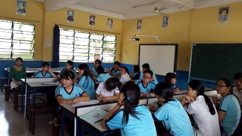 1 trong 2 bảng tương tác (có đèn chiếu) mà trường Phước Long đã mua, hiện đang để ở lớp học (ảnh: T.Q) 1 trong 2 bảng tương tác (có đèn chiếu) mà trường Phước Long đã mua, hiện đang để ở lớp học (ảnh: T.Q)