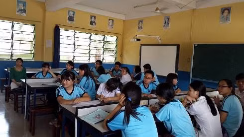 1 trong 2 bảng tương tác (có đèn chiếu) mà trường Phước Long đã mua, hiện đang để ở lớp học (ảnh: T.Q)