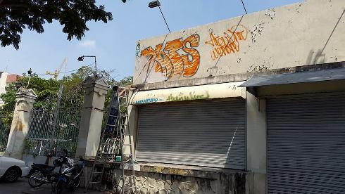 Người dân trên đường Lê Duẩn đang trang trí, làm sạch lại nhà cửa mừng đại lễ ngày 30/4 (ảnh: T.Q) Người dân trên đường Lê Duẩn đang trang trí, làm sạch lại nhà cửa mừng đại lễ ngày 30/4 (ảnh: T.Q)