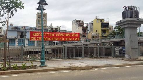 Băng rôn, khẩu hiệu kêu gọi người dân không vứt rác thải xuống dòng kênh (Ảnh: T.Q)