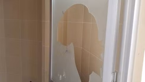 Cửa kính nhà vệ sinh bị đập phá tan tành (ảnh: T.Q) Cửa kính nhà vệ sinh bị đập phá tan tành (ảnh: T.Q)