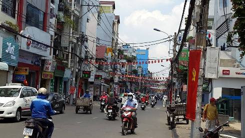 Đường Huỳnh Văn Bánh, quận Phú Nhuận rợp cờ và hoa chào mừng đại hội Đảng bộ các cấp (Ảnh: T.Q) Đường Huỳnh Văn Bánh, quận Phú Nhuận rợp cờ và hoa chào mừng đại hội Đảng bộ các cấp (Ảnh: T.Q)