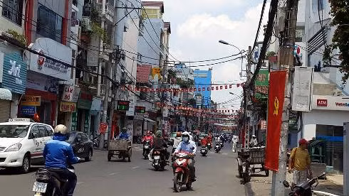 Đường Huỳnh Văn Bánh, quận Phú Nhuận rợp cờ và hoa chào mừng đại hội Đảng bộ các cấp (Ảnh: T.Q)