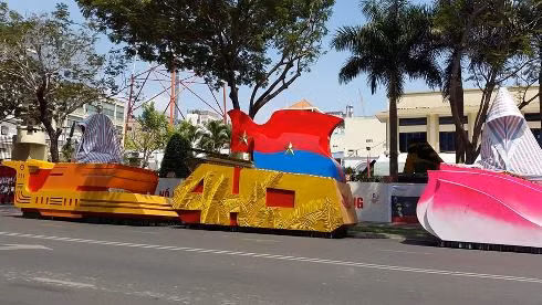 Mô hình đoàn xe tiến vào dinh Độc Lập được chuẩn bị cho ngày lễ trọng đại (Ảnh: T.Q)