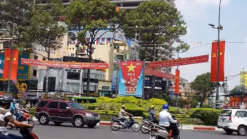 Vòng xoay công trường Dân Chủ khác lạ để chào mừng những ngày lễ lớn của dân tộc (ảnh: T.Q)