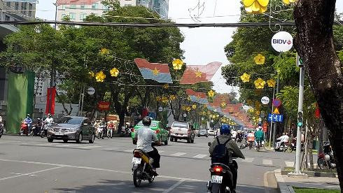 Đường Lê Duẩn, Q.1 được trang hoàng lộng lẫy mừng ngày 30/4 (ảnh: T.Q) Đường Lê Duẩn, Q.1 được trang hoàng lộng lẫy mừng ngày 30/4 (ảnh: T.Q)