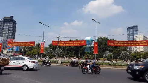 Công viên 23/9 với nhiều khẩu hiệu chào mừng ngày giải phóng hoàn toàn miền Nam (ảnh: T.Q)