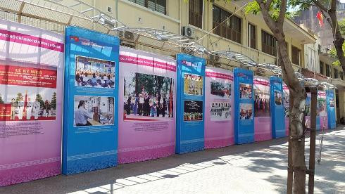 Triển lãm ảnh "TP.HCM - 40 năm đổi mới, hội nhập và phát triển" bên hông Sở VHTT TP.HCM (ảnh: T.Q) Triển lãm ảnh "TP.HCM - 40 năm đổi mới, hội nhập và phát triển" bên hông Sở VHTT TP.HCM (ảnh: T.Q)