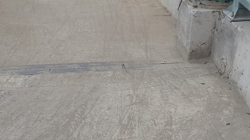 Trên cầu vượt dành cho người đi bộ vẫn còn để nhô ra một thanh sắt có thể gây tai nạn cho người dân bất cứ lúc nào (ảnh: T.Q)