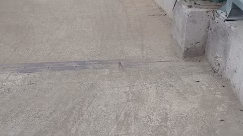 Trên cầu vượt dành cho người đi bộ vẫn còn để nhô ra một thanh sắt có thể gây tai nạn cho người dân bất cứ lúc nào (ảnh: T.Q)