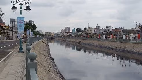 Dòng kênh đen ô nhiễm ngày nào nay đã hồi sinh thành dòng kênh xanh (Ảnh: T.Q)