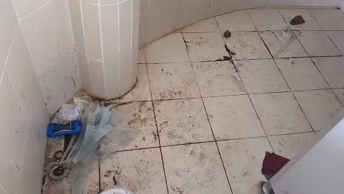 Sàn nhà vệ sinh dơ bẩn, nhiều dấu hiệu bị đập phá (Ảnh: T.Q) Sàn nhà vệ sinh dơ bẩn, nhiều dấu hiệu bị đập phá (Ảnh: T.Q)