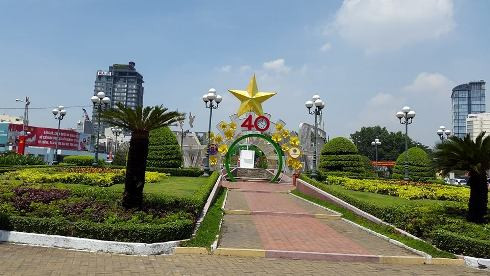 Khu vực trước cửa chợ Bến Thành trang trí đẹp mắt chào đón 30/4 (ảnh: T.Q) Khu vực trước cửa chợ Bến Thành trang trí đẹp mắt chào đón 30/4 (ảnh: T.Q)