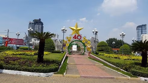 Khu vực trước cửa chợ Bến Thành trang trí đẹp mắt chào đón 30/4 (ảnh: T.Q)