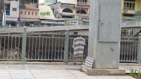 Người dân phơi áo trên các lan can bảo vệ của dòng kênh rất nhếch nhác (ảnh: T.Q)