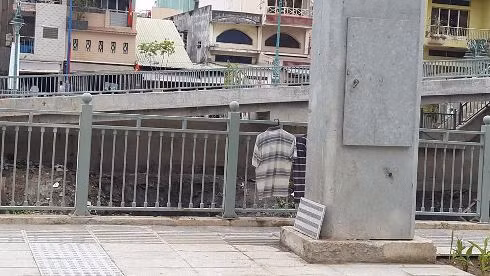 Người dân phơi áo trên các lan can bảo vệ của dòng kênh rất nhếch nhác (ảnh: T.Q)