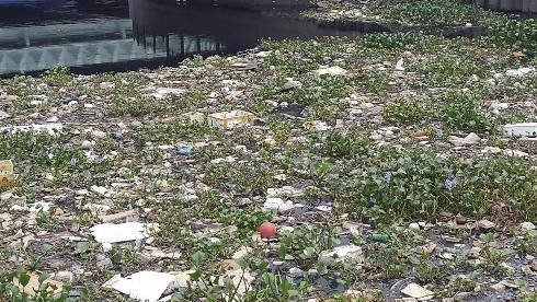 Rất nhiều các loại rác thải hiện diện trên dòng kênh vừa tốn rất nhiều tiền để cải tạo (Ảnh: T.Q)