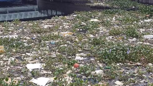 Rất nhiều các loại rác thải hiện diện trên dòng kênh vừa tốn rất nhiều tiền để cải tạo (Ảnh: T.Q)