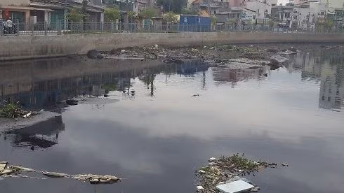 Ngay sau khi khánh thành, dòng kênh Tân Hóa - Lò Gốm đã xuất hiện rác thải (Ảnh: T.Q)
