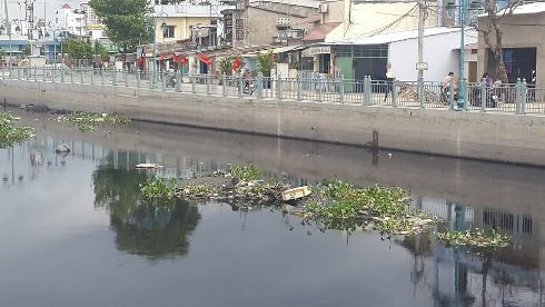 Rác là các loại hộp xốp từ lớn tới nhỏ trôi lềnh bềnh dọc theo dòng kênh (Ảnh: T.Q)