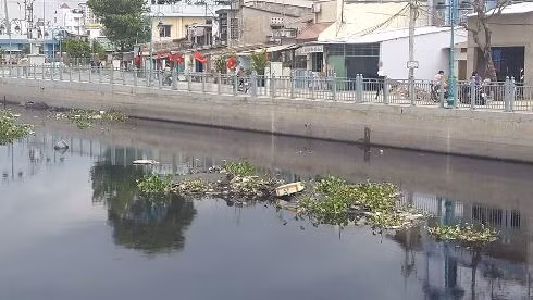 Rác là các loại hộp xốp từ lớn tới nhỏ trôi lềnh bềnh dọc theo dòng kênh (Ảnh: T.Q)