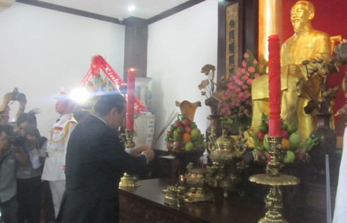 Bí thư Thành ủy TP.HCM Lê Thanh Hải dâng hương tưởng nhớ Chủ tịch Hồ Chí Minh (ảnh: T.Q)