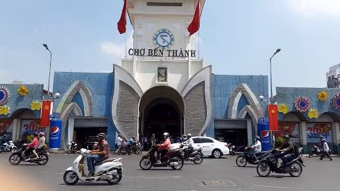 Chợ Bến Thành, 1 trong những biểu tượng của TP.HCM cũng được trang trí mừng lễ (ảnh: T.Q)