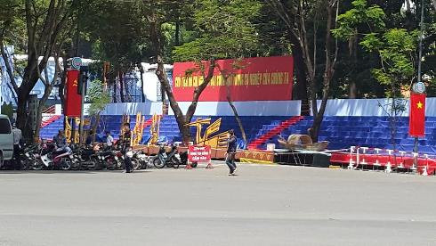 Khu vực khán đài của lễ mít tinh sáng 30/4 đang được hoàn tất những công đoạn cuối cùng (ảnh: T.Q) Khu vực khán đài của lễ mít tinh sáng 30/4 đang được hoàn tất những công đoạn cuối cùng (ảnh: T.Q)