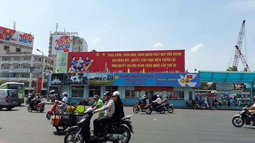 Trung tâm điều hành xe buýt TP.HCM với tấm pa nô chào mừng đại hội Đảng các cấp (Ảnh: T.Q) Trung tâm điều hành xe buýt TP.HCM với tấm pa nô chào mừng đại hội Đảng các cấp (Ảnh: T.Q)