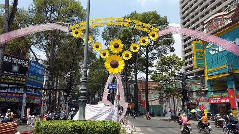 Đường 3 tháng 2, Q.10 cũng mới lạ để chào mừng các ngày lễ sắp tới (Ảnh: T.Q) Đường 3 tháng 2, Q.10 cũng mới lạ để chào mừng các ngày lễ sắp tới (Ảnh: T.Q)