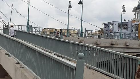 Các loại dây cáp viễn thông, điện lực &apos;bủa vây&apos; cầu vượt dành cho người đi bộ (Ảnh: T.Q)