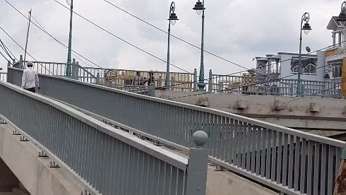 Các loại dây cáp viễn thông, điện lực 'bủa vây' cầu vượt dành cho người đi bộ (Ảnh: T.Q)