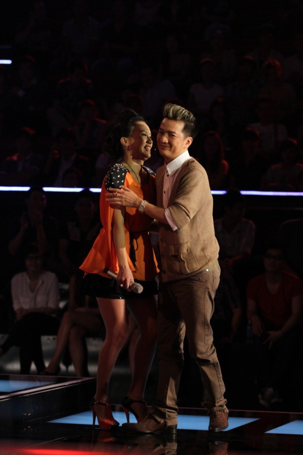 Đàm Vĩnh Hưng vui vẻ nhận Hoài Trinh và đội chơi của mình.