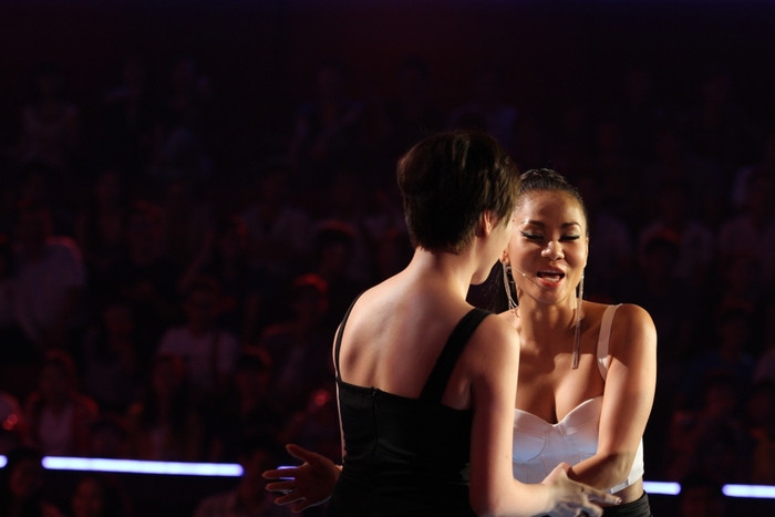 Thu Minh chọn được 5 thí sinh trong đêm thi Giọng hát Việt số đầu tiên. Cô vui vẻ vì giành được Phương Linh về đội mình từ tay Hồ Ngọc Hà.