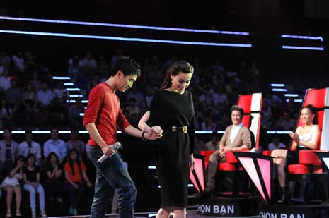 Thí sinh Quốc Cường nhận được sự quan tâm của bộ tứ giám khảo vì không chỉ có giọng hát tốt mà còn trùng tên với chồng Hồ Học Hà. Thí sinh Quốc Cường nhận được sự quan tâm của bộ tứ giám khảo vì không chỉ có giọng hát tốt mà còn trùng tên với chồng Hồ Học Hà.