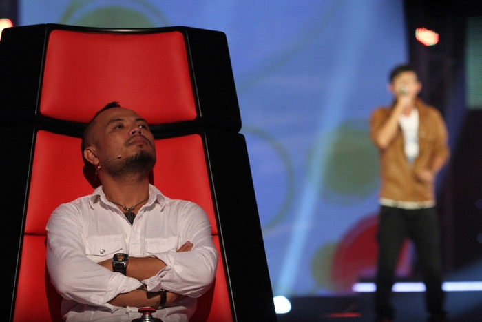 Trần Lập trầm ngâm trước giọng hát của một thí sinh.