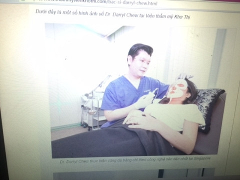 BS. Darryl Chen đang thực hiện căng da bằng chỉ theo công nghệ tiên tiến nhất cho bệnh nhân (ảnh chụp màn hình) BS. Darryl Chen đang thực hiện căng da bằng chỉ theo công nghệ tiên tiến nhất cho bệnh nhân (ảnh chụp màn hình)