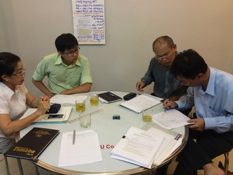 Ông Minh (áo đậm màu) làm việc với đại diện Thanh tra thành phố về hiện trạng căn nhà (ảnh: P.L) Ông Minh (áo đậm màu) làm việc với đại diện Thanh tra thành phố về hiện trạng căn nhà (ảnh: P.L)