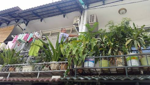 Khu vực giáp giữa nhà ông Minh và nhà bên cạnh, mà địa phương cho là tường chung (ảnh: P.L) Khu vực giáp giữa nhà ông Minh và nhà bên cạnh, mà địa phương cho là tường chung (ảnh: P.L)