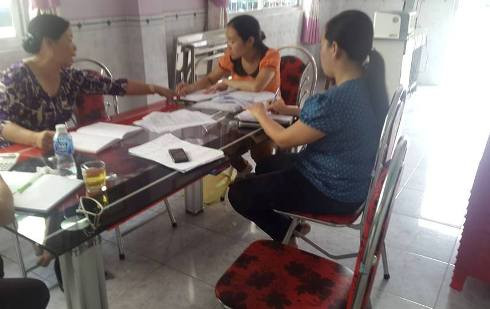 Cô Nhung đối thoại trực tiếp với cô Linh (áo cam) vào trưa ngày 16/5 ở trường (ảnh: P.L) Cô Nhung đối thoại trực tiếp với cô Linh (áo cam) vào trưa ngày 16/5 ở trường (ảnh: P.L)