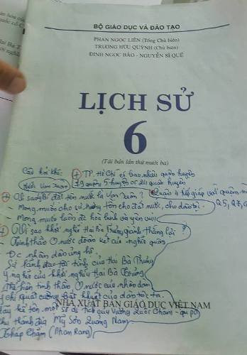Phần câu hỏi trả lời mà học sinh ghi trên sách giáo khoa giống y như đề thi của quận (Ảnh: P.L) Phần câu hỏi trả lời mà học sinh ghi trên sách giáo khoa giống y như đề thi của quận (Ảnh: P.L)