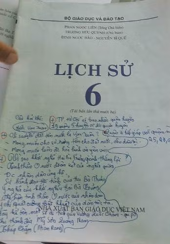 Phần câu hỏi trả lời mà học sinh ghi trên sách giáo khoa giống y như đề thi của quận (Ảnh: P.L)